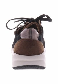 Zwarte en bruine suède sneakers met een witte zool, voorzien van vetersluiting en een getextureerde hielaccent in grijs. De achteraanzicht benadrukt de ontwerpelementen.