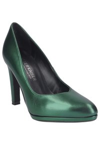 Zapato de tacón alto de charol verde con punta afilada, silueta elegante y forro interior negro; presenta un tacón negro sólido.