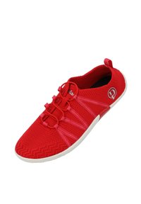 Rote Netzschuhe mit einer strukturierten Oberseite, elastischem Schnürsystem und einer weißen Sohle. Mit einem Logo an der Seite und einem Zugriegel an der Ferse.