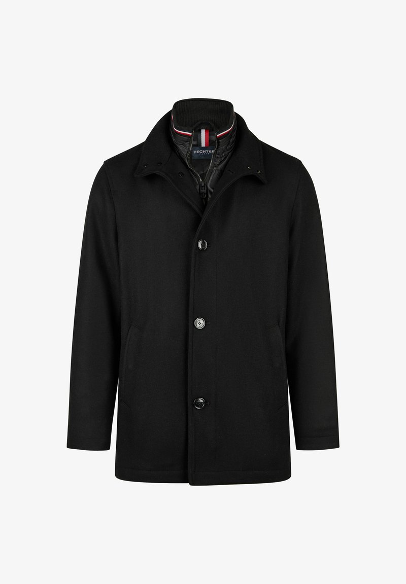 Melns mētelis ar strukturētu dizainu, ar augstu apkakli, priekšējiem pogām un sānu kabatām. Izgatavots no auduma ar gludu tekstūru.