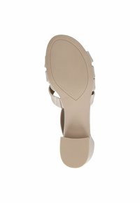 Beige sandaalit korolla, joissa on sileä, matta päällinen ja teksturoidun kumin ulkopohja. Ominaisuuksia ovat pyöristetty varvas ja tukeva lohkokorko.