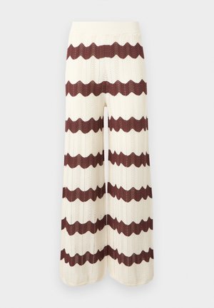 Strikkede vide bukser med vekslende krem- og brune horisontale bølgete striper, med høy midje og teksturert mønster.
