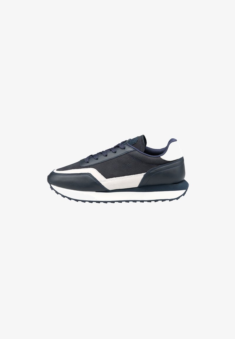 Scarpa da ginnastica blu navy e bianca con una tomaia texturizzata, dettagli in pelle liscia e suola in gomma con un motivo di battistrada.