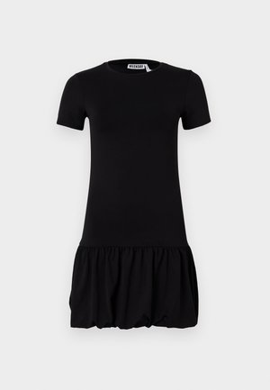 Vestido negro de manga corta que presenta un cuerpo ajustado y una falda acampanada y fruncida. Material suave con una textura lisa y un escote redondo.