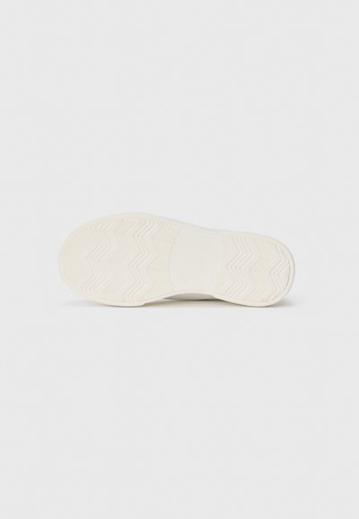 Weiße Sneaker-Sohle mit Zickzack-Traktionsmuster, abgerundeter Form und glatter Textur. Minimalistisches Design ohne sichtbare Logos oder Akzente.