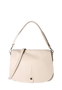 Sac à épaule en cuir beige avec une fermeture à rabat, une bandoulière réglable et une finition texturée. Il présente un petit accent métallique à l'avant.