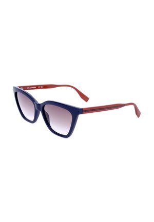 Occhiali da sole di forma quadrata con montature blu scuro e lenti sfumate, con aste rosse con il testo del marchio sul lato.