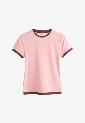 Roosa lühikeste varrukatega t-särk tumeda pruuni äärega krae, mansettide ja ääre peal, asetatud valgele taustale.