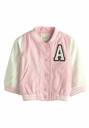 Lyserød og hvid toddler varsity-jakke med trykknapper, ribbet krave og manchetter, frontlommer og et stort bogstav "A" patch på brystet.