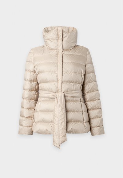 Veste matelassée beige avec col montant et ceinture assortie nouée à la taille, manches longues et poches latérales zippées.