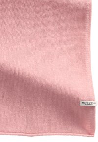 Écharpe en tricot rose avec une texture douce et un motif de points régulier. Dotée d'une petite étiquette de marque au bord.
