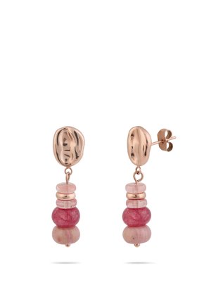 Ohrstecker in Goldoptik mit unregelmäßigen Formen und hängenden, übereinander gestapelten pinken und roten Halbedelsteinperlen.