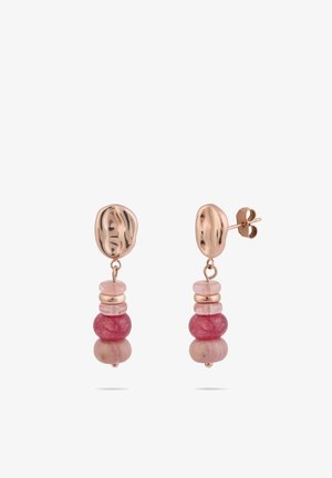 Ørestikker i guldfarvet tone med uregelmæssige former og hængende stablede pink og røde halvædelstensperler.