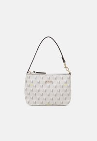 Petit porte-poignet Guess blanc avec un motif à carreaux, une bandoulière noire amovible, des accessoires dorés et une fermeture zippée sur le dessus.