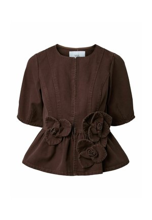 Brun kortærmet tætsiddende jakke med rund halsudskæring, syninger foran, peplum talje og tre stofblomster på hoften.