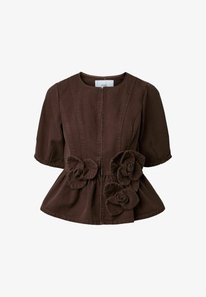 Brun kortærmet tætsiddende jakke med rund halsudskæring, syninger foran, peplum talje og tre stofblomster på hoften.