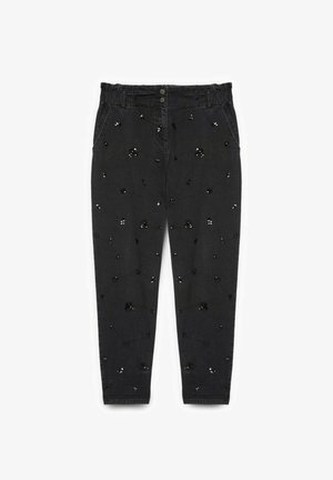 Zwarte broek met hoge taille en taps toelopende pijpen, voorzakken, dubbele knoopsluiting en verspreide kleine zwarte en zilveren pailletten als versiering.