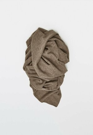 Écharpe en laine brun doux, pliée de manière lâche sur un fond blanc uni.