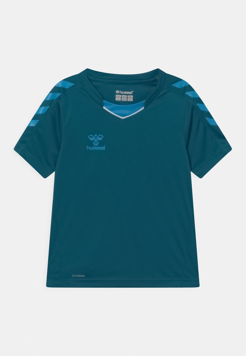 T-shirt de sport teal avec un col en V, des manches courtes et des rayures diagonales bleues sur les épaules. Comprend un logo et une technologie de tissu respirant.