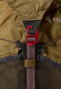 Κλείσιμο σακιδίου με κόκκινη πλαστική αγκράφα, γκρι τσέπη από δίχτυ, καφέ ύφασμα και αντίθετη ραφή. Ορατές είναι αξιόλογες λεπτομέρειες εξαρτημάτων.