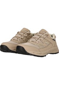Baskets de sport beiges avec une tige en mesh et synthétique, bout et talon renforcés, lacets texturés et semelle en caoutchouc noire. Logo sur la languette.