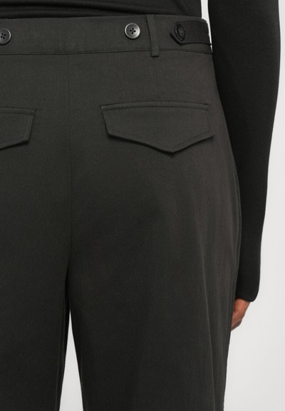 Pantalons noirs avec une texture lisse, dotés de deux poches arrière et de deux boutons à la taille. Conception à jambe droite, ajustée au niveau de la taille.