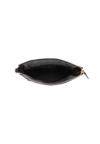 Clutch in pelle nera con zip dorata, presenta un ampio interno foderato in tessuto scuro. Nessuna tasca esterna o decorazioni.