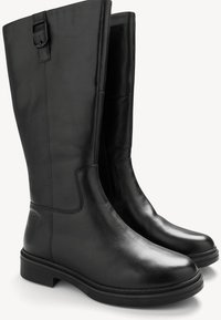 Fekete bőr, térd fölé érő csizma sima textúrával, lapos gumitalppal és oldalsó csat részlettel, lekerekített orr kialakítással.