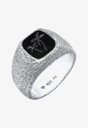 Sølv tekstureret ring med en sort kvadratisk sten, der er graveret med palmetræer, mærket med "925 Ag" på den indre ring.