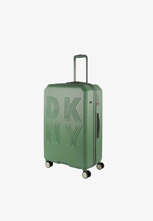Maleta verde de DKNY con letras en relieve, carcasa dura texturizada, asa retráctil y cuatro ruedas para facilitar la movilidad.
