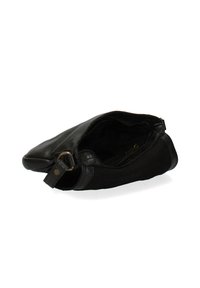Borsa a clutch nera in pelle con finitura texturizzata, chiusura con zip e tracolla laterale. All'interno presenta più scomparti per l'organizzazione.