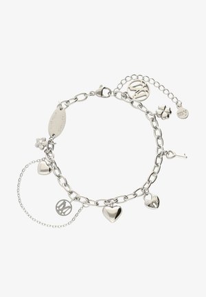 Silbernes Charm-Armband mit Herzen, einem Schlüssel, vierblättrigen Kleeblättern, runden Logos und einem ovalen Anhänger mit der Gravur "MAKE YOUR OWN LUCK."