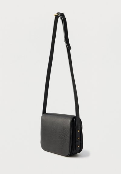 Μαύρη δερμάτινη τσάντα ώμου με υφή, επενδυμένο καπάκι και μακρύ ρυθμιζόμενο λουρί με χρυσές μεταλλικές λεπτομέρειες.