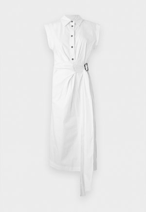 Abito midi bianco senza maniche con bottoni frontali, colletto a camicia e dettaglio cintura laterale con fibbia e tessuto drappeggiato.