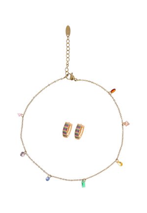 Delikatny złoty naszyjnik z kolorowymi kamieniami ozdobnymi w zestawie ze złotymi kolczykami kołami z kamieniami w kolorze tęczy.