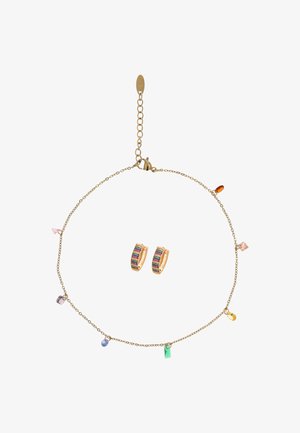Delicata collana d'oro con ciondoli di pietre preziose multicolori abbinata a orecchini a cerchio in oro con pietre dai colori arcobaleno.