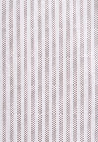 Tissu blanc avec de fines rayures verticales composées de fils beige clair et brun clair tissés étroitement formant un motif texturé.