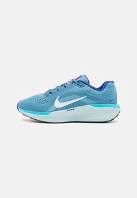 Zapatilla de running azul claro con parte superior de malla, swoosh blanco y suela acolchada. Presenta acentos morados y suela texturizada para mayor agarre.