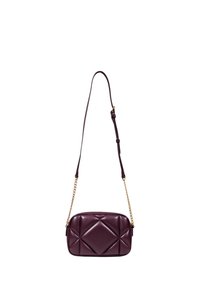 Borsa crossbody in ecopelle prugna con motivo a rombi, catena e tracolla dorate, forma rettangolare e finitura lucida.