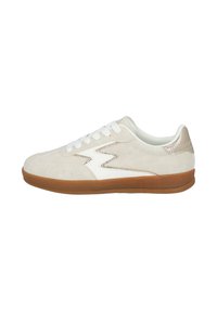 Beige Wildleder-Sneaker mit weißen Akzenten, Schnürdesign, Gummisohle und glitzerndem Detail an der Ferse. Glatte Textur und runde Form.