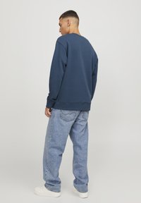 Jack & Jones JJESTAR CREW NECK - Sweatshirt - ensign blue