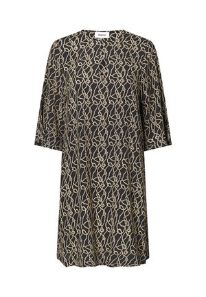 Robe noire avec un motif abstrait doré, à manches courtes et à la coupe ample. Présente un col rond et un tissu texturé doux.