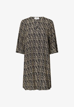 Zwarte jurk met goud abstract patroon, korte mouwen en een losse pasvorm. Heeft een ronde halslijn en zachte, textuurachtige stof.