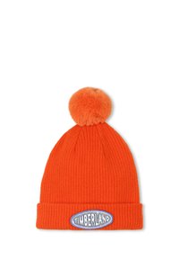 Oranje geribbelde gebreide beanie met een nepbont pompon bovenop en een wit-blauwe ovale Timberland logo patch op de voorkant.
