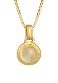 Guld halskæde med en rund vedhæng, der har en transparent sten. Vedhænget har en poleret, glat overflade og et slankt, cirkulært design.