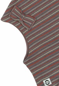 Stribet ærmeløs top i nuancer af brun, beige og maroon; har en sløjfeaccent på skulderen og et vævet mærke på siden.