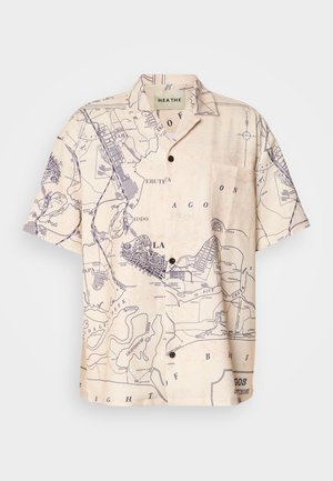 Majica s kratkimi rokavi iz svetlobežnega blaga z modrim tiskanjem zemljevida, s klasičnim ovratnikom in sprednjim žepom.
