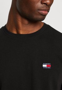 Tommy Jeans BADGE TEE - T-shirt basic - black