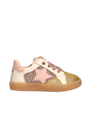 Scarpa da ginnastica per bambini con stella rosa, dettagli glitterati viola e oro, lacci rosa, pelle bianca e suola in gomma color marrone chiaro.
