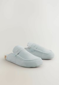 Világoskék velúr mamusz, slip-on kialakítással, puha szőrme béléssel, díszvarrással és texturált talppal a tapadás érdekében.